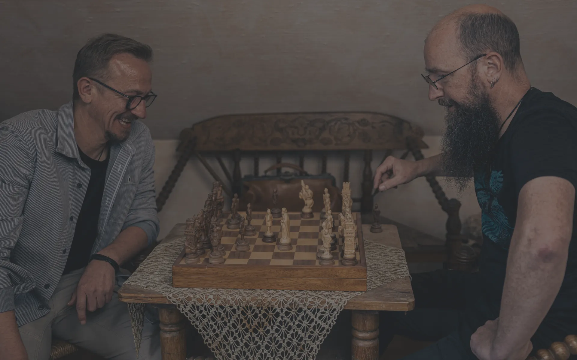 Herr Espey spielt Schach mit einem Kollegen.