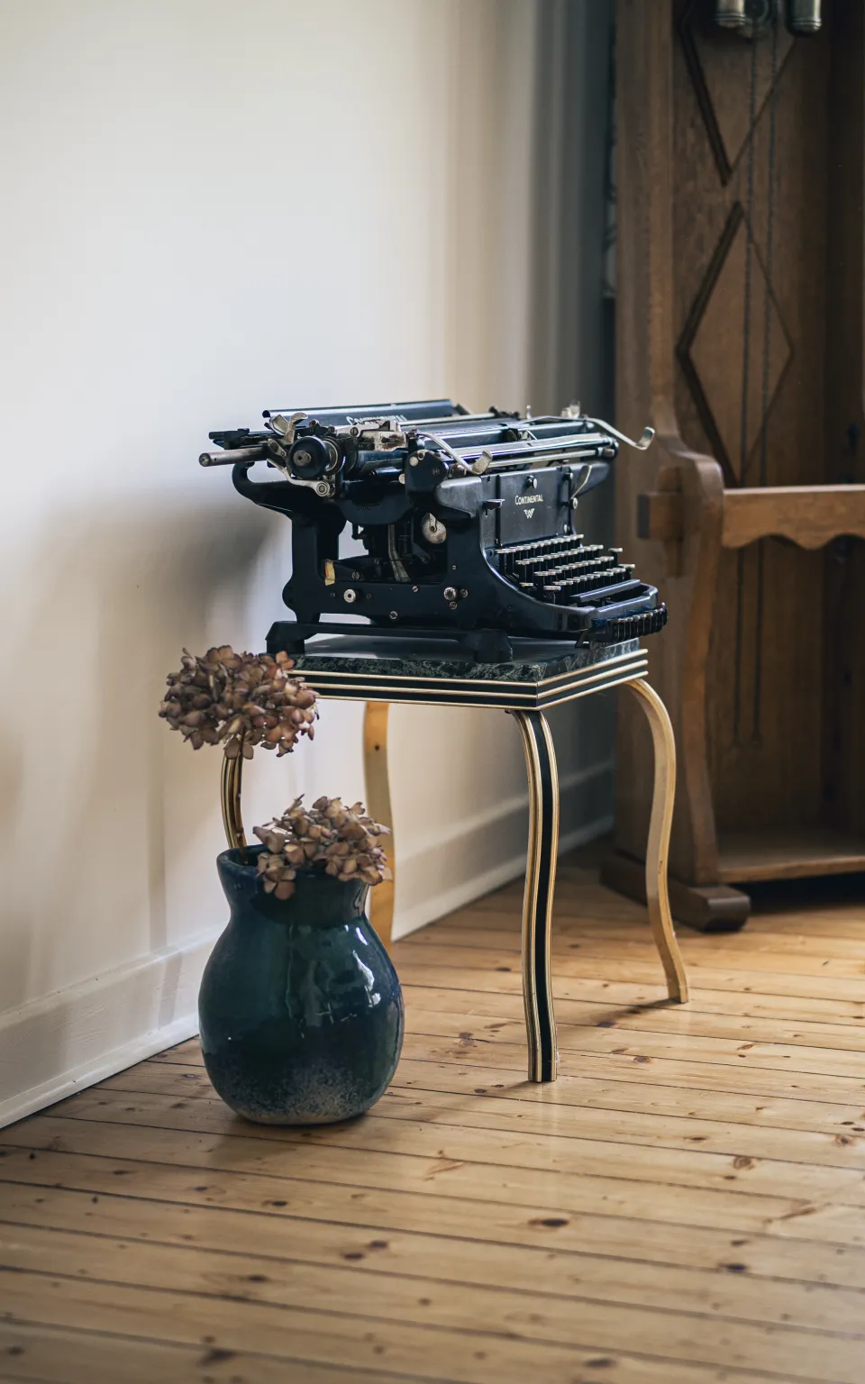 Eine alte mechanische Schreibmaschine dient als Dekoration.