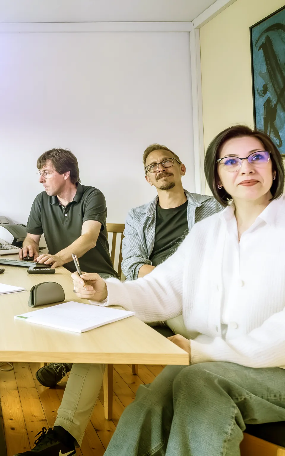 Bei einer Fortbildung sitzen Steuerberater an einem Tisch und machen sich Notizen.